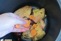 Шаг 3: Отдельно чистим луковицу и морковку. …