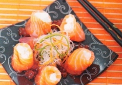 Рецепт: Ролл из лосося с икорным соусом