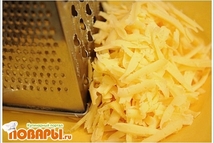 Шаг 6: Сыр натереть на терке.