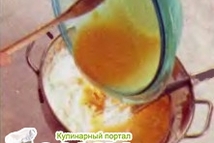 Шаг 6: Взбейте в густую массу холодные …