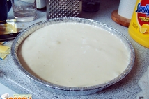 Шаг 3: Затем аккуратно залить яблоки оставшимся …