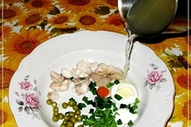 Шаг 3: Готовый бульон процеживается и остужается. …