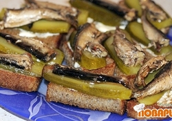 Рецепт: Бутерброды с цельными шпротами