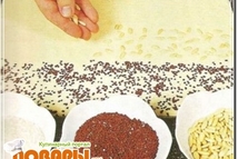 Шаг 2: Посыпать тесто мелкими ломтиками фруктов …