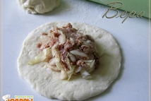 Шаг 2: Начинка: порезать капусту соломкой, подсолить …