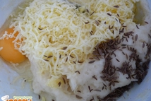 Шаг 1: Манную крупу тонкой струйкой всыпать …