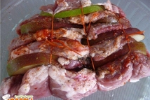 Шаг 1: Мясо надрезать, но де конца. …