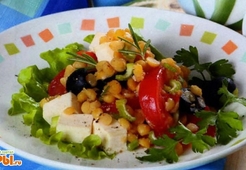 Овощной салат с чечевицей