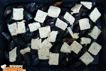 Шаг 2: Затем сверху выкладывем чесночное масло, …