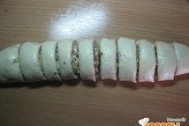 Шаг 10: Скатать рулет и разрезать его …