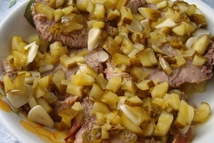 Шаг 2: Для маринада: Мелко нарезать огурцы, …