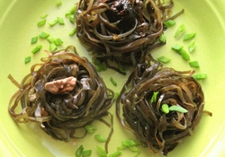 Рецепт: Салат с морской капустой, черносливом и орехами