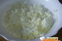 Шаг 14: Вареные яйца трём на мелкой …