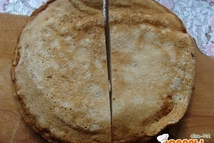 Шаг 1: Готовые блины разрезаем пополам. Мясной …