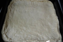 Шаг 2: Готовое тесто выкладываем на противень …