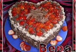 Шоколадный торт с клубникой