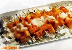 Дыня на шпажках с ананасовым соусом