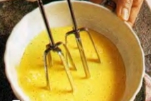 Шаг 2: Добавьте сахарную пудру в желтки …