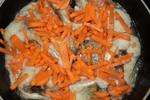 Шаг 2: Добавить к рыбе, порезанную морковь …