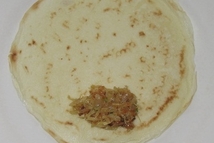 Шаг 4: На край блина, обжаренной стороны, …