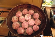 Шаг 16: Затем формируем тефтели и выкладываем …