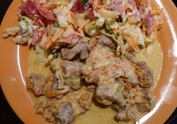 Рецепт: Индейка в сметане с чесноком и розмарином