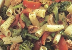 Ригатони с тунцом, помидорами и брокколи