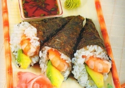 Рецепт: Темаки с креветками и авокадо