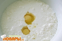 Шаг 1: Смешиваем кефир с яйцами