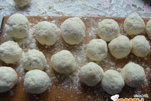 Шаг 2: Сделать из творожного теста небольшие …