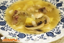 Шаг 9: К готовому супу подать кусочки …