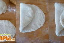 Шаг 2: Берём кусок теста, посыпаем стол …