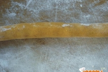 Шаг 5: С помощью сах. пудры скатать …