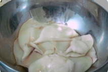 Шаг 1: тушку разморозить и нарезать в …