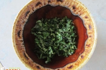 Шаг 4: Отдельно нам необходимо измельчить крапиву.