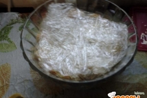 Шаг 5: Большую салатницу выложить пищевой плёнкой …