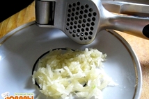 Шаг 2: Чеснок измельчить в чесночнице, мелко …