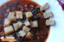 Шаг 6: Добавляем томатную пасту и зелень, …