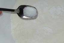 Шаг 2: лимонную кислоту,