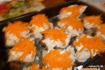 Шаг 5: Противень смазать маслом и посыпать …