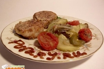 Шаг 1: Мясо нарезать на медальоны толщиной …