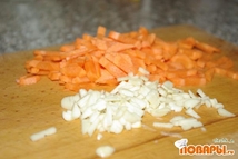 Шаг 1: Сначала я немного обжариваю чеснок …