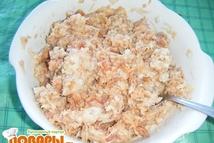 Шаг 3: Тщательно смешиваем измельченную рыбу, стакан …