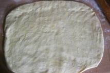 Шаг 6: Подошедшее тесто обмять, раскатать в …