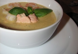 Рецепт: Крем-суп с семгой и креветками