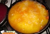 Шаг 4: Полученную смесь солим, добавляем специи: …