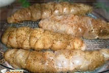 Шаг 4: Далее аккуратно скручиваем в рулет, …