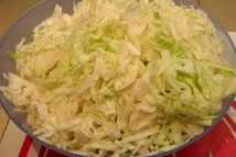 Шаг 1: Капусту шинкуем, морковь натираем на …