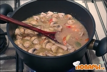 Шаг 11: Добавляем грибы, варим 3 минуты. …