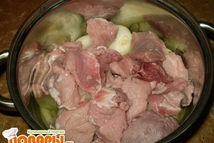 Шаг 1: Мясо порезать не большими кусками.